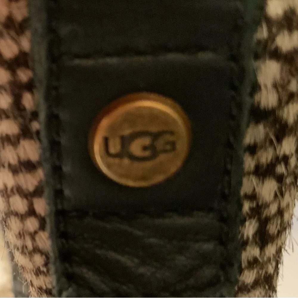 UGG..bullhide leather ankle boots - Picture 10 of 11